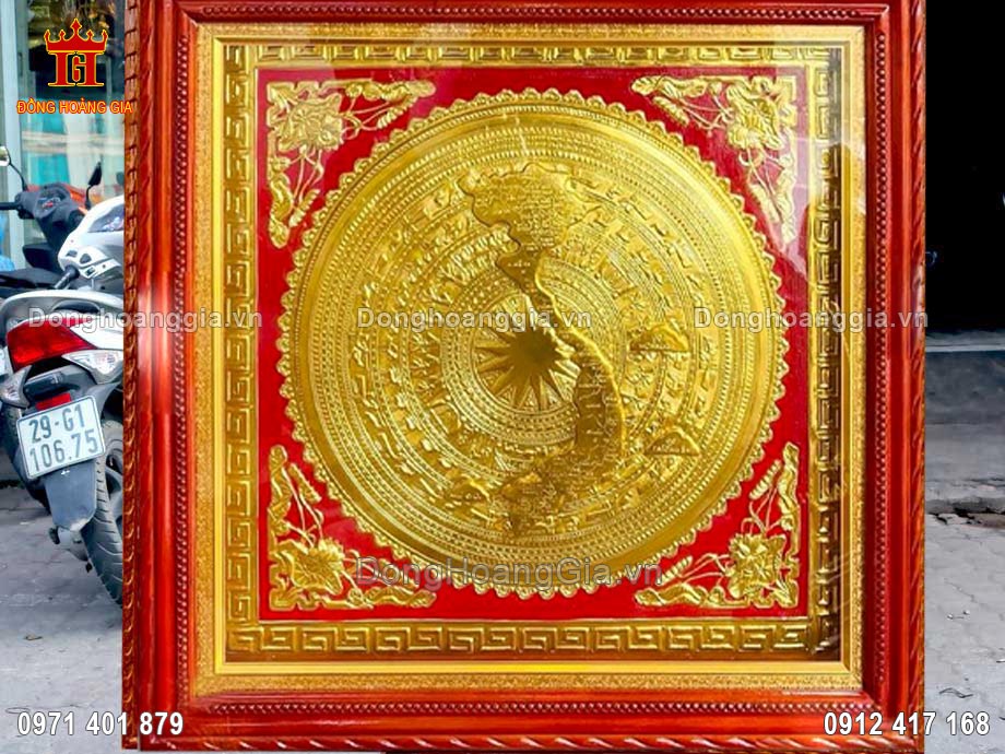 Mặt trống đồng thích hợp bày trí tại không gian phòng khách hay nơi làm việc sang trọng